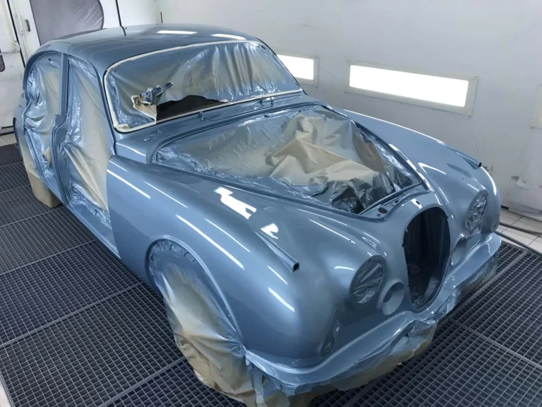 Voiture ancienne en pleine étape de carrosserie