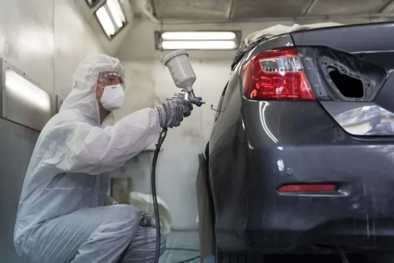 Carrossier en pleine peinture