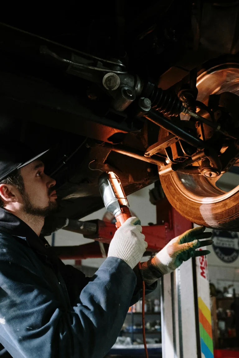 Photo d'un mécanicien en train d'inspecter une voiture