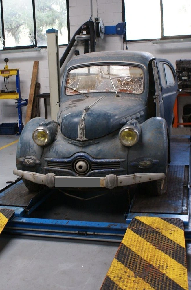 photo d'une voiture ancienne sur un pont de levage