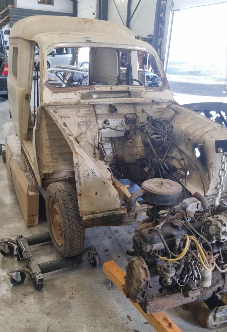 Une 4L en pleine réparation moteur